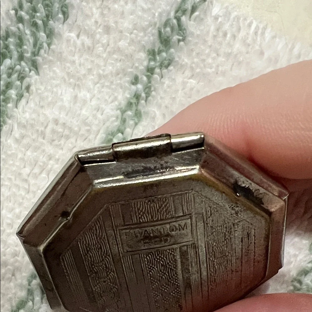 Vintage Phantom Red Blush Compact
